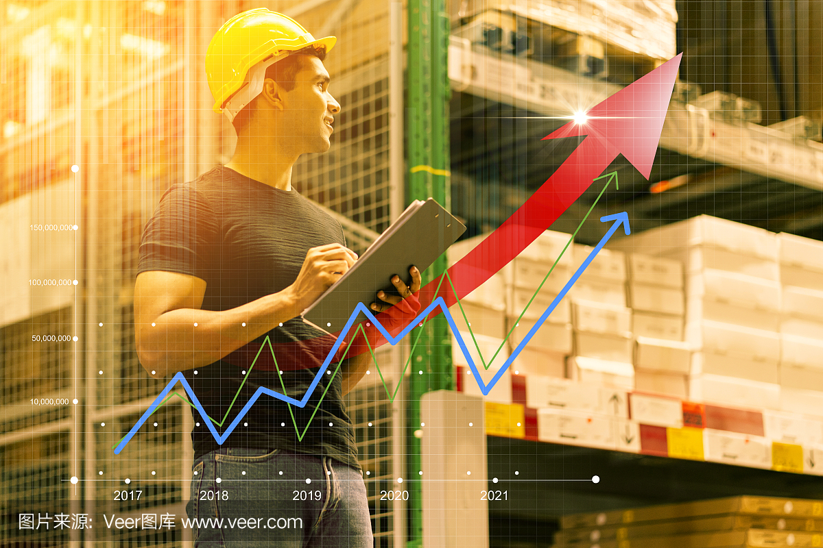 聰明的印度工程師戴著安全帽做庫存檢查和紙板庫存產品管理,在工廠倉庫背景和利潤圖表成長